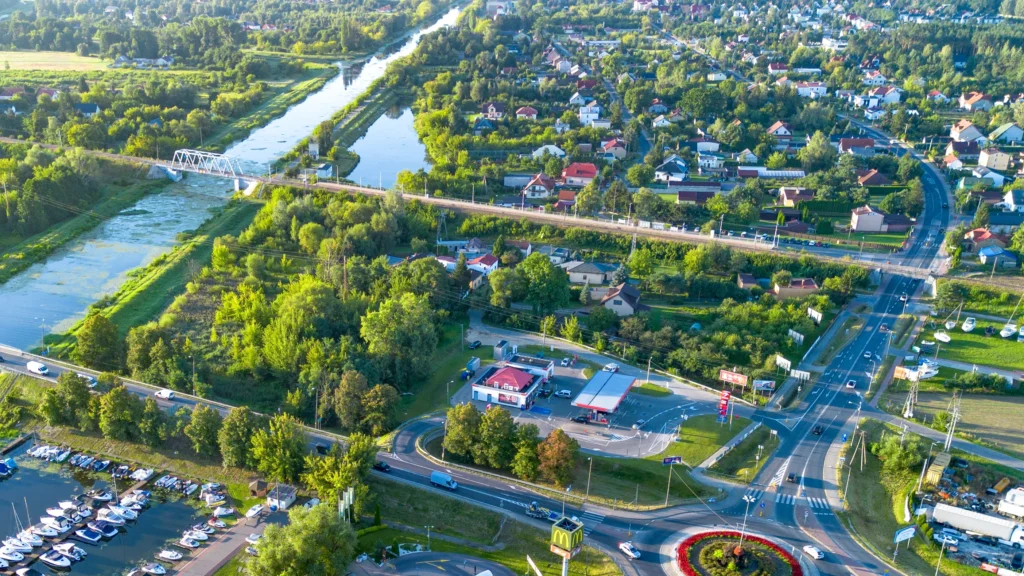 Widok z lotu ptaka na okolice stacji PKP Nieporęt, Kanał Żerański z mostem kolejowym i rondo przy ul. Zegrzyńskiej