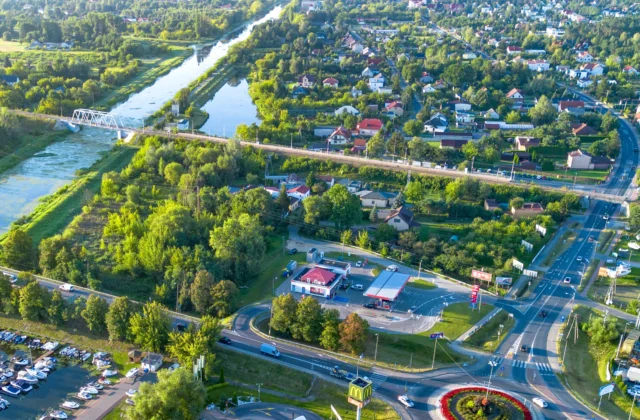 Widok z lotu ptaka na okolice stacji PKP Nieporęt, Kanał Żerański z mostem kolejowym i rondo przy ul. Zegrzyńskiej