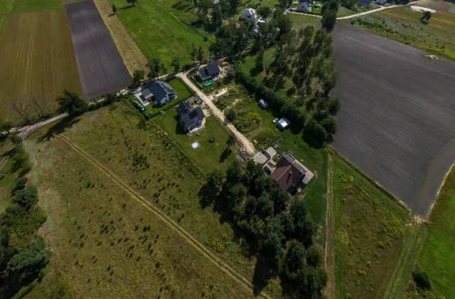 Pola i zabudowania Beniaminowa widziane z drona