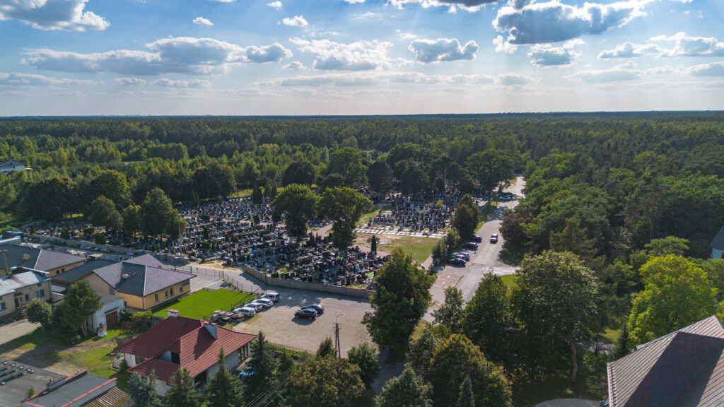 Cmentarz parafialny w Nieporęcie widziany z drona na tle lasów