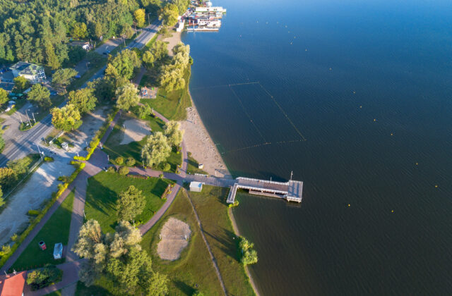 Molo i pas plaży przy Dzikiej Plaży w Nieporęcie, widok z drona
