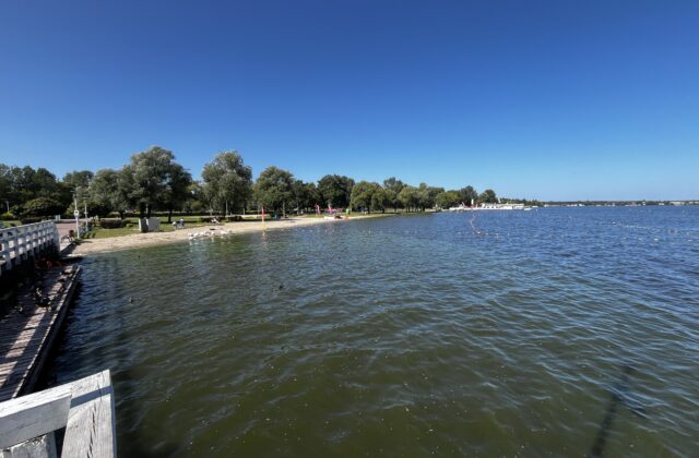Widok z pomostu na Dziką Plażę i Jezioro Zegrzyńskie