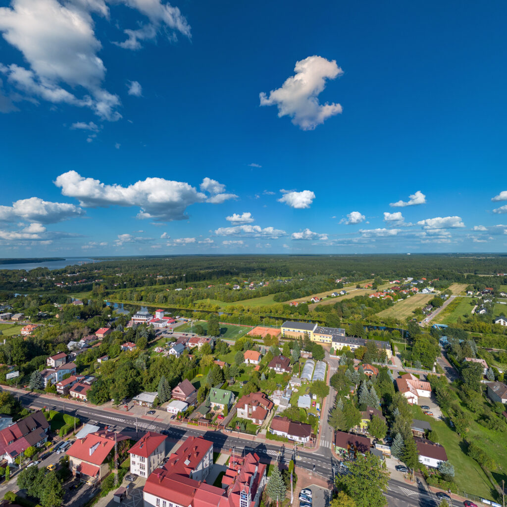 Centrum Nieporętu wokół Placu Wolności widziane z drona