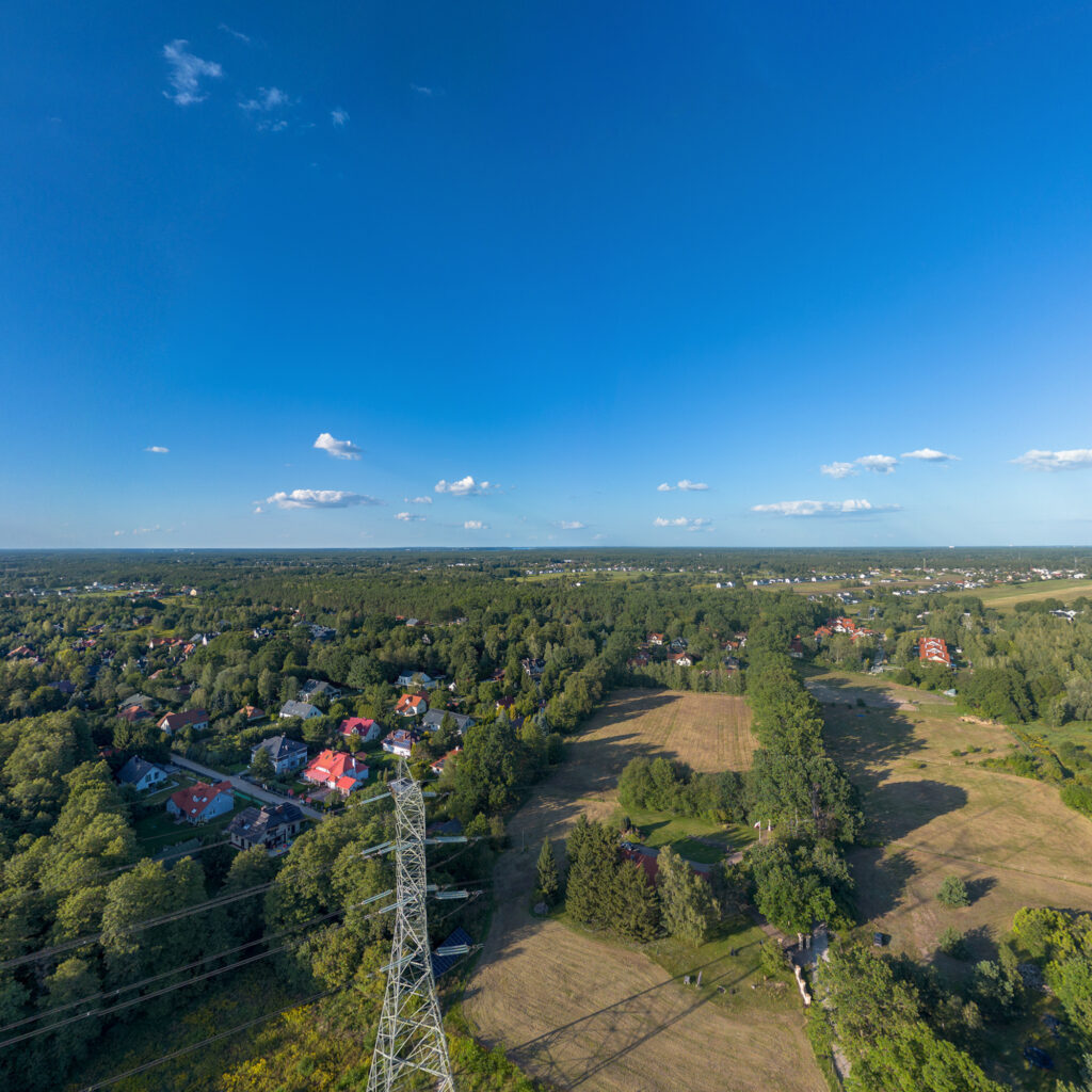 Józefów i Michałów-Grabina z lotu ptaka – zabudowa, pola i linia wysokiego napięcia
