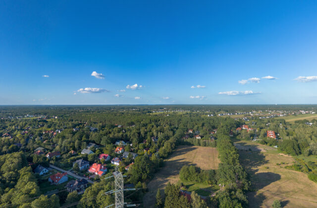 Józefów i Michałów-Grabina z lotu ptaka – zabudowa, pola i linia wysokiego napięcia