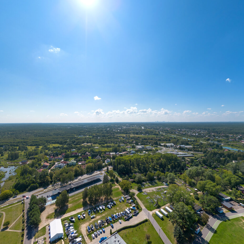 Panorama z drona nad Portem Nieporęt i okolicznymi lasami w słoneczny dzień