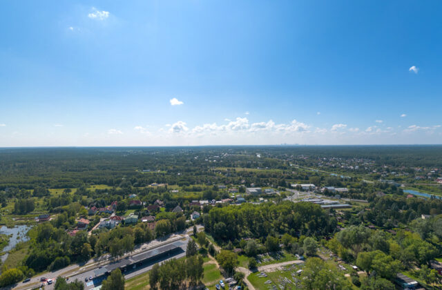 Panorama z drona nad Portem Nieporęt i okolicznymi lasami w słoneczny dzień
