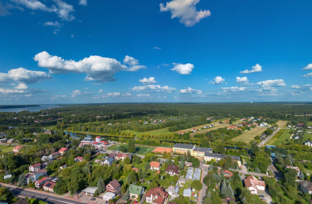 Centrum Nieporętu wokół Placu Wolności widziane z drona