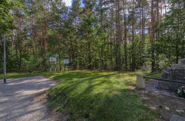Żwirowa alejka prowadząca do pomnika Strzelców Kaniowskich w Wólce Radzymińskiej
