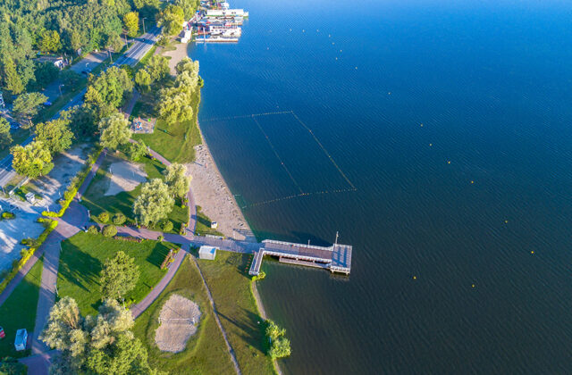 Dzika Plaża w Nieporęcie z lotu ptaka – piaszczysty brzeg, molo i zieleń