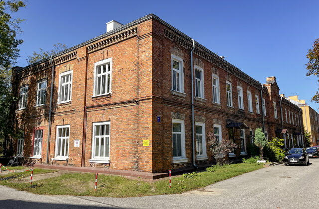 Ceglany, piętrowy Budynek nr 1 dawnych koszar w Zegrzu Południowym