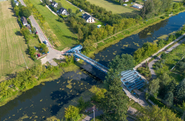 Kładka nad Kanałem Żerańskim z lotu ptaka, wzdłuż kanału ścieżka i łąki