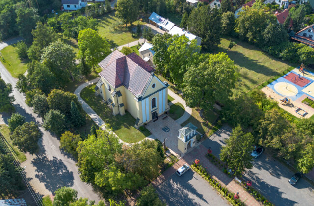 Kościół Niepokalanego Poczęcia NMP w Nieporęcie z lotu ptaka, otoczony zielenią