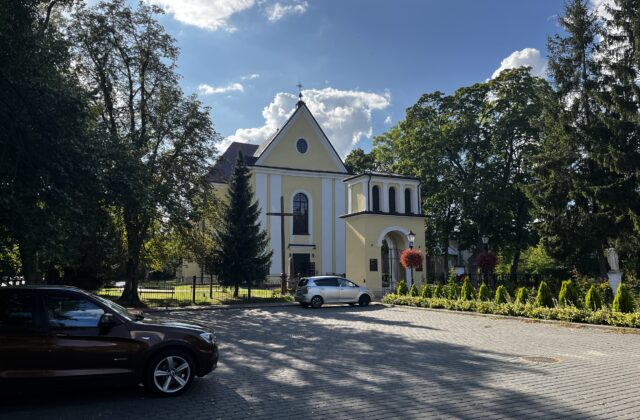 Kościół Niepokalanego Poczęcia NMP w Nieporęcie widziany od strony parkingu