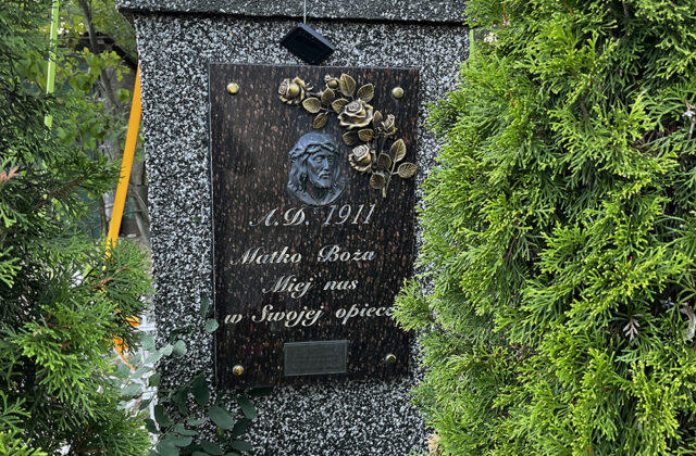 Tablica z napisem „A.D. 1911 Matko Boża, miej nas w swojej opiece” na kapliczce w Michałowie-Grabinie
