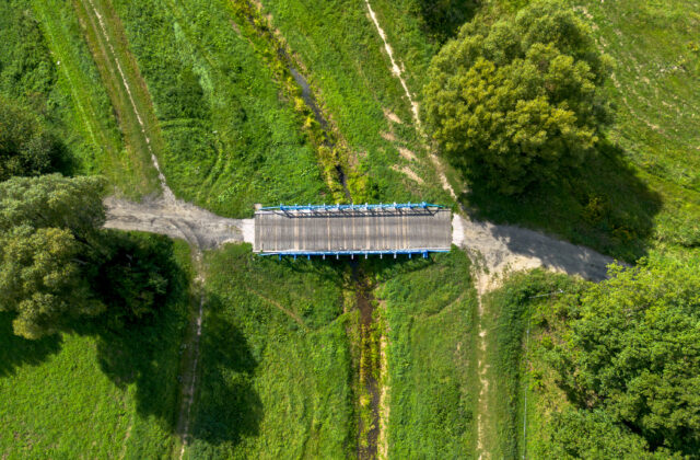 Most Baileya w Izabelinie z lotu ptaka – stalowa przeprawa nad rowem między łąkami