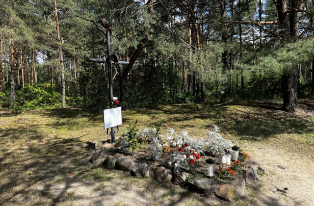 Krzyż i kamienna mogiła Nieznanego Żołnierza Polskiego wśród sosen w Nowolipiu