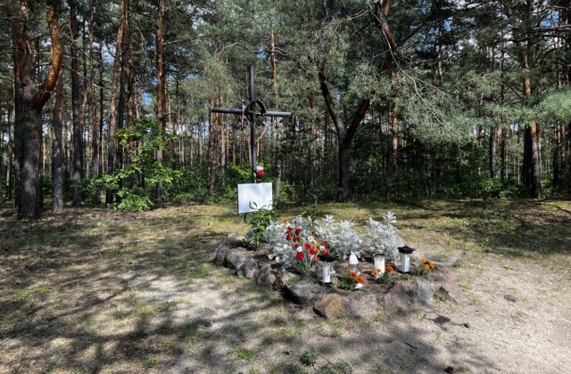 Mogiła Nieznanego Żołnierza w Nowolipiu z kwiatami i zniczami, widok z boku