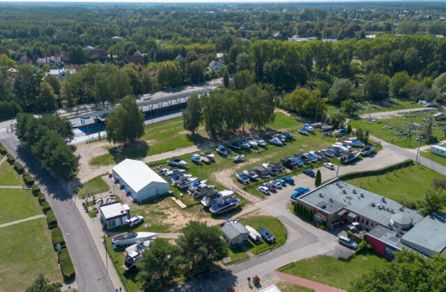 Teren Portu Nieporęt z lotu ptaka – parking, hala i zabudowania nad Jeziorem Zegrzyńskim