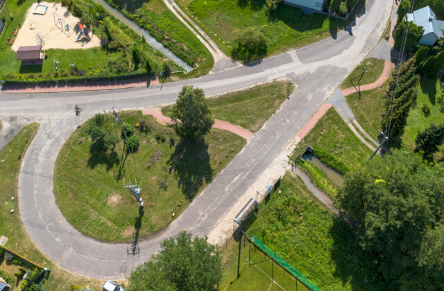 Skrzyżowanie dróg i plac zabaw w Ryni z lotu ptaka