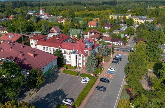 Urząd Gminy Nieporęt i sąsiednie zabudowania z czerwonymi dachami, widok z drona