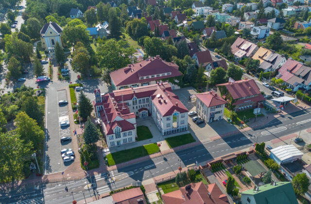 Kompleks Urzędu Gminy Nieporęt wśród zabudowy jednorodzinnej, widok z lotu ptaka
