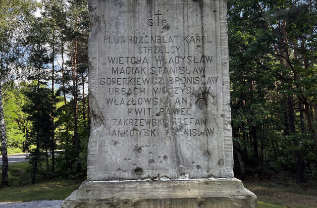 Nazwiska poległych wykute na cokole pomnika Strzelców Kaniowskich