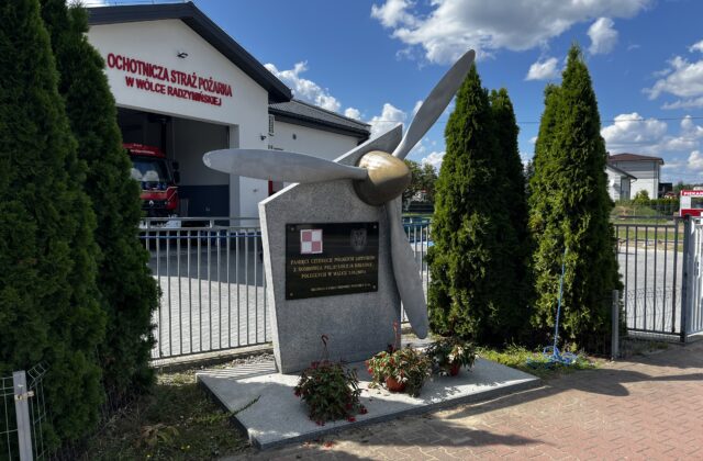 Śmigło samolotu i tablice pamiątkowe na pomniku załogi bombowca PZL.37B Łoś