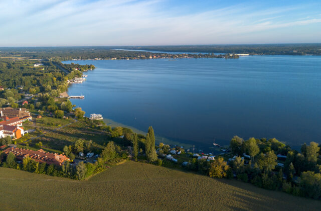 Panorama Jeziora Zegrzyńskiego z lotu ptaka, na brzegu zabudowania i lasy