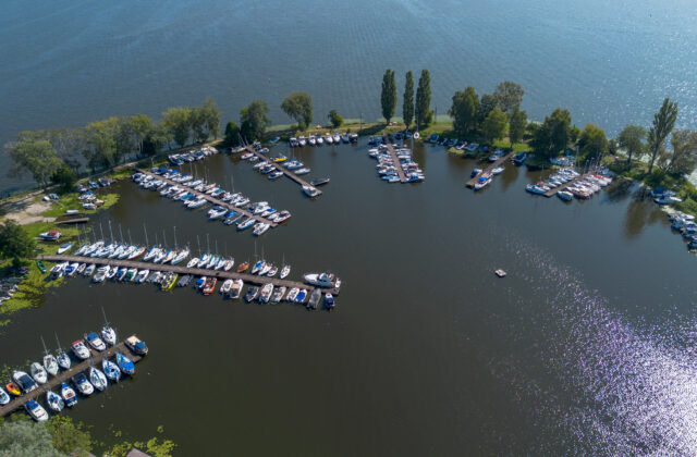 Przystań jachtowa w Zegrzu Południowym z lotu ptaka – zatoka pełna łodzi